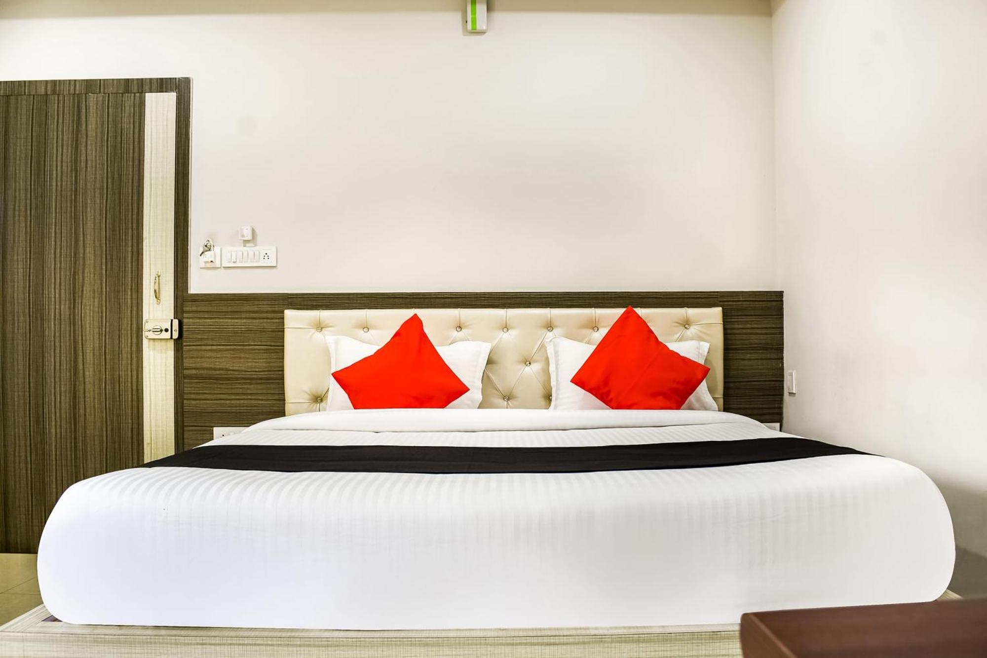 Capital O Jai Adisson Hotel Cuttack Exterior photo